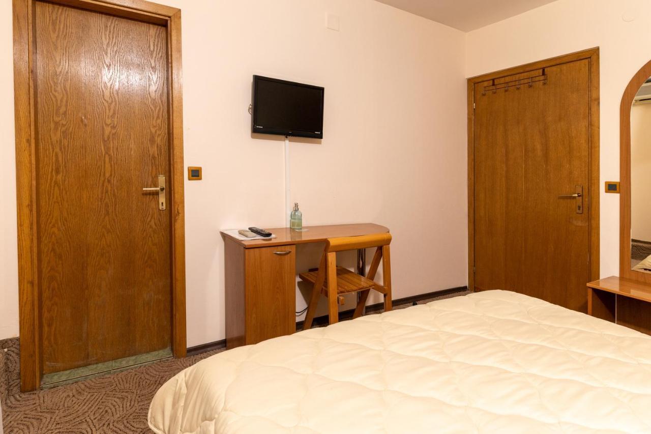 Hotel Kanet Szkopje Kültér fotó