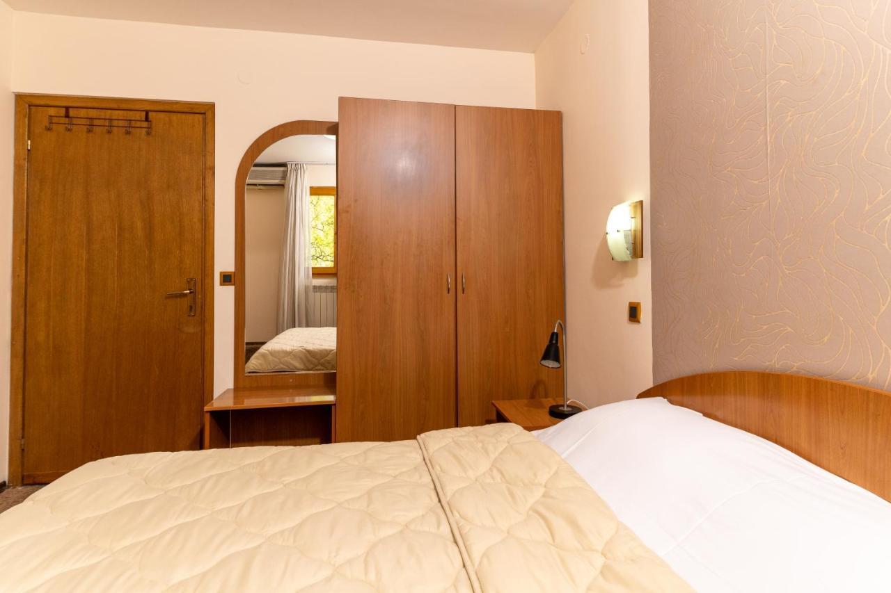 Hotel Kanet Szkopje Kültér fotó