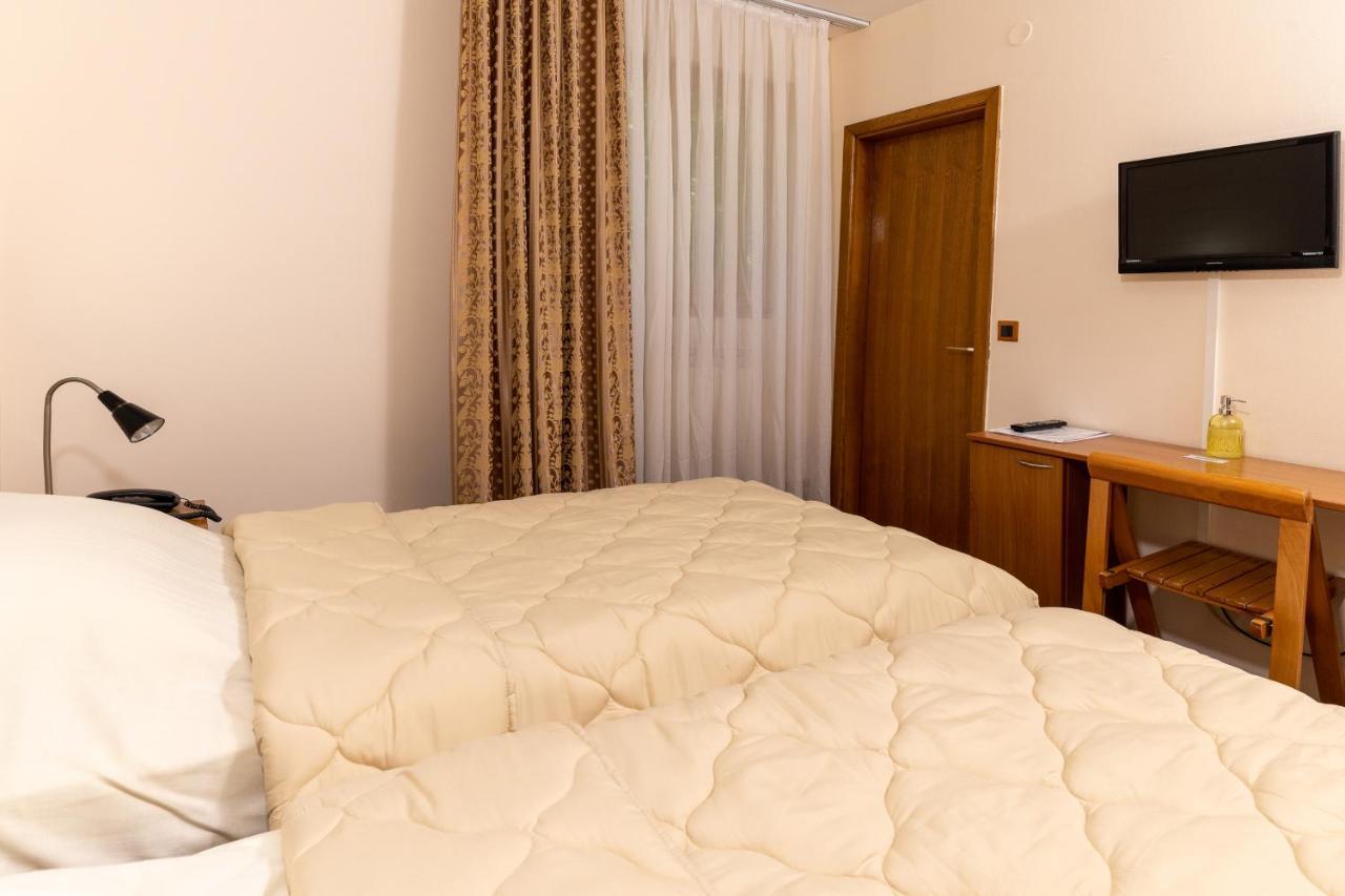 Hotel Kanet Szkopje Kültér fotó